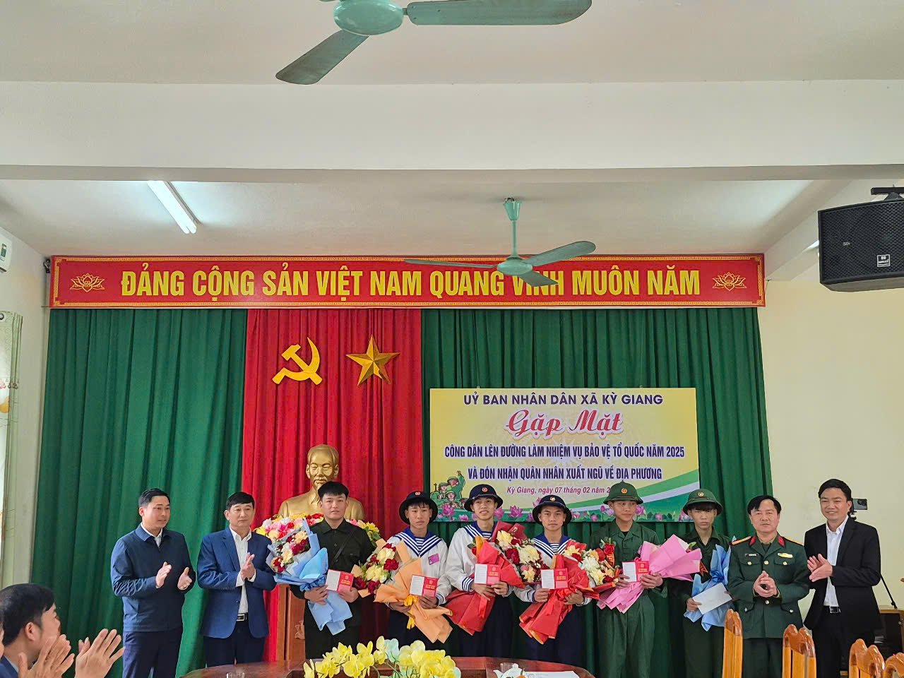 XÃ KỲ GIANG TỔ CHỨC GẶP MẶT CÔNG DÂN LÊN ĐƯỜNG NHẬP NGŨ NĂM 2025 VÀ QUÂN NHÂN XUẤT NGŨ VỀ ĐỊA PHƯƠNG