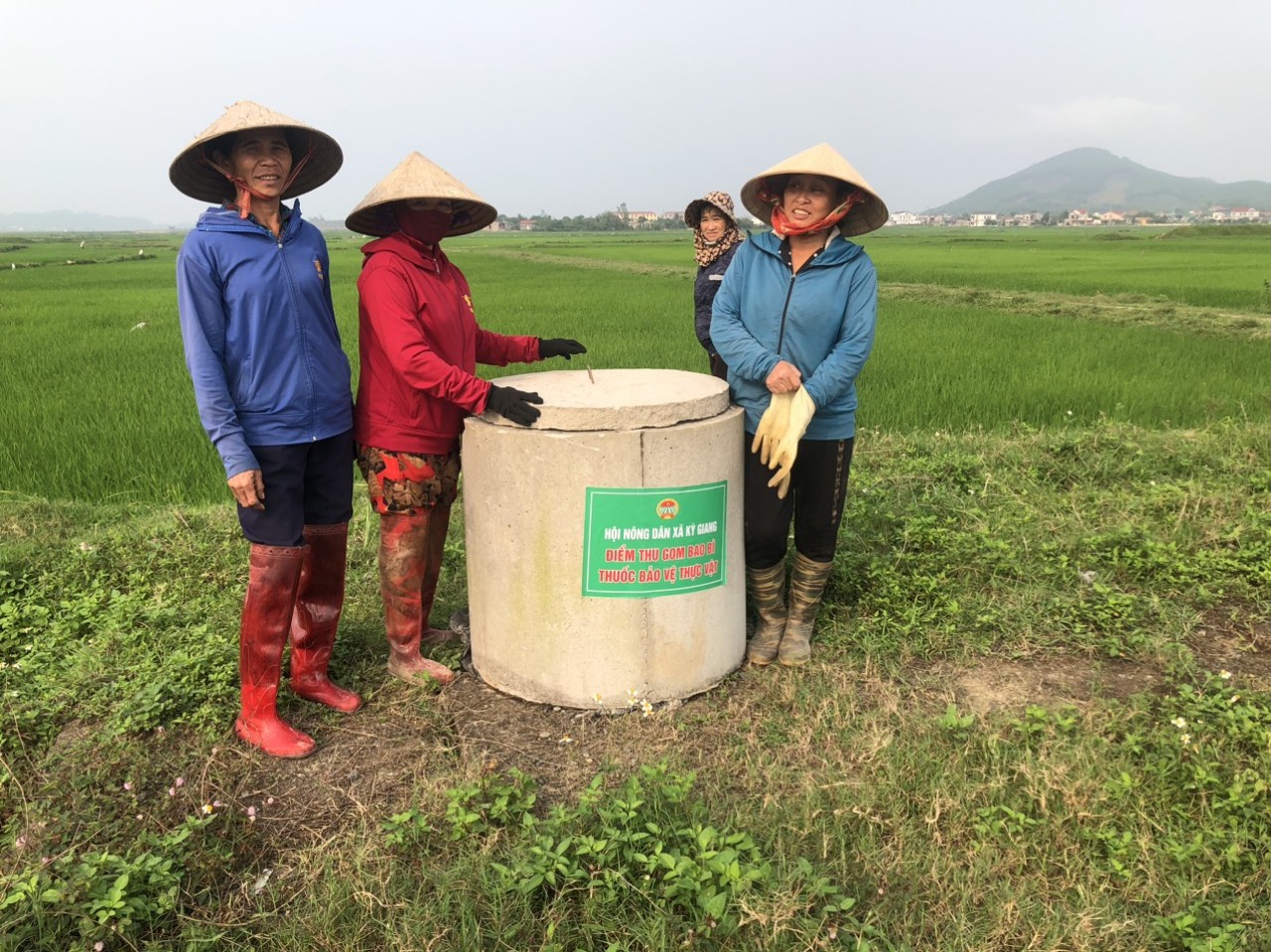 Hội nông dân xã Kỳ Giang xây dựng mô hình “ thu gom rác thải vỏ thuốc bảo vệ thực vật trên đồng ruộng”